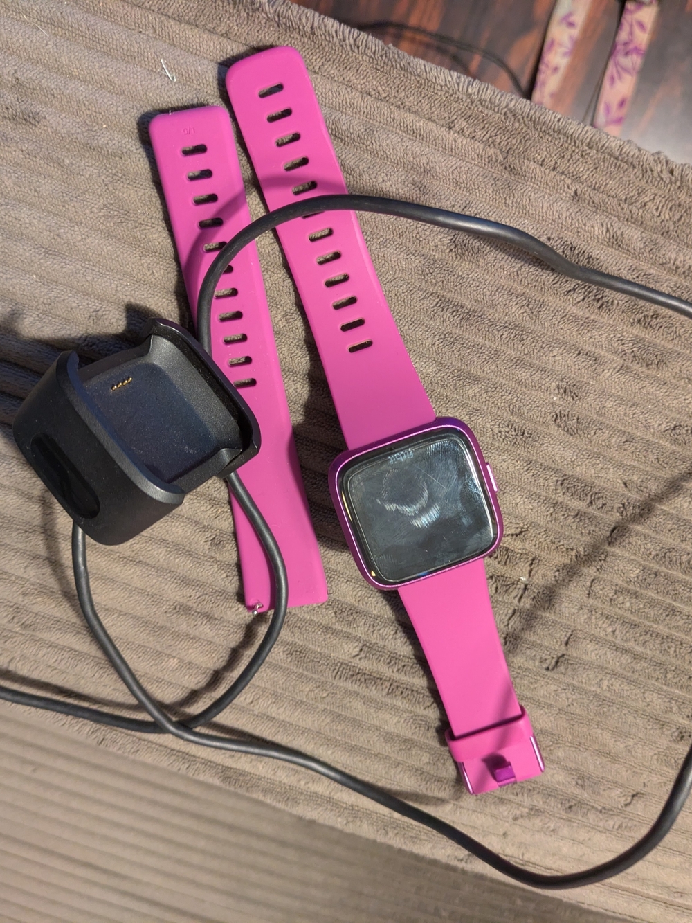 Fitbit Versa lite Smartwatch With Extra Band, Charger And Screen Protector